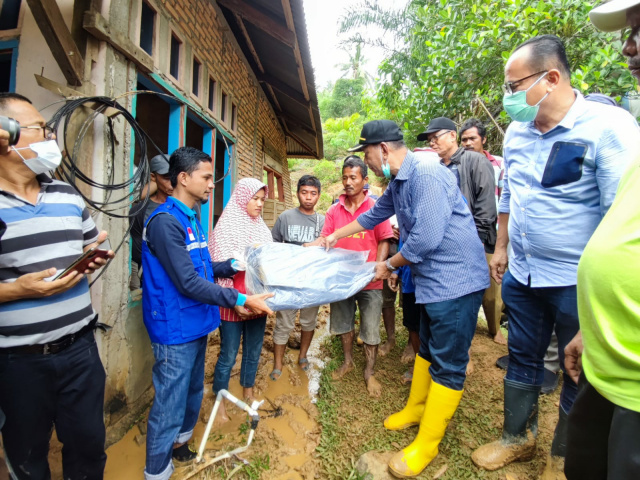 Bupati Pesisir Selatan, Rusma Yul Anwar serahkan bantuan untuknwarga korban longsor.