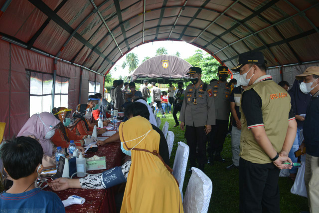 Wakil Bupati Agam, Irwan Fikri didampingi Kapolres Agam, AKBP Dwi Nur Setiawan meninjau pelaksanaan vaksinasi Covid-19 di GOR Rang Agam