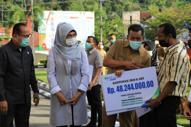 Bupati Pesisir Selatan, Rusma Yul Anwar disaksikan Kepala BPJS Ketenagakerjaan Cabang Padang, Tetty Widayantie, S.Komp, MBA, serta Anggota DPRD Pesisir Selatan, Novermal Yuska serahkan santunan kepada ahli waris tenaga kerja.