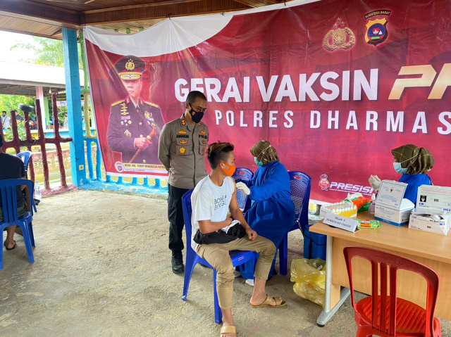 Kapolres Dharmasraya AKBP Anggun Cahyono, S.I.K, M.T., saksikan langsung saat masyarakat divaksinasi