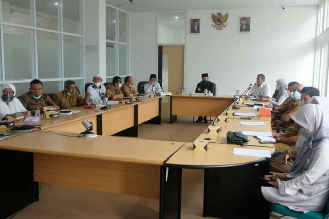 Walikota Fadli Amran ketika melakukan diskusi dengan pihak BPJS Ketenagakerjaan Bukittinggi dalam rencana program ULC, Senin (20/9/21) di ruang VIP Balai Kota didampingi Kadis Penanaman Modal Satu Pintu, Ewasoska.