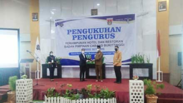 Walikota Bukittinggi Erman Safar mengukuhkan Kepenvurusan BPC PHRI (Persatuan Hotel & Restoran Indonesia) Bukittinggi priode 2021/2026