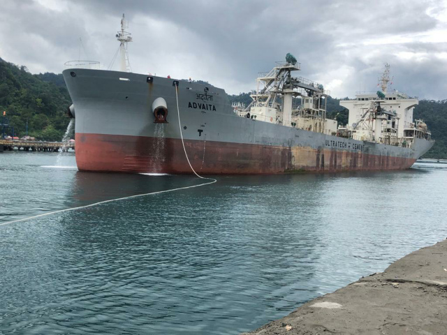 Salah satu kapal pengangkut Semen Padang untuk tujuan ekspor ke Srilangka tampak sandar di Pelabuhan Teluk Bayur, baru-baru ini.
