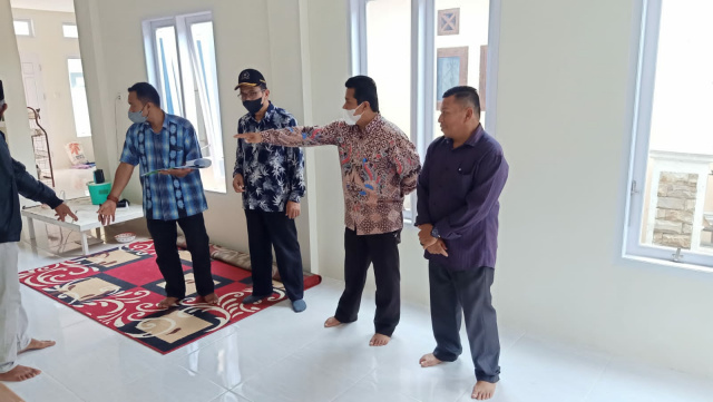 Camat Padang Panjang Timur, Doni Rahman, didampingi jajaran Kelurahan saat men_survei rumah warga akan dijadikan penginapan Kafilah MTQ.