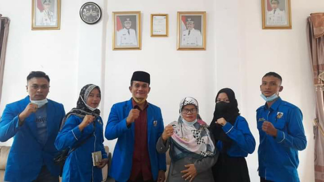 Pengurus KNPI di kesempatan audiensi poto bareng Kadisdukcapil Padang Panjang, Dra. Maini.