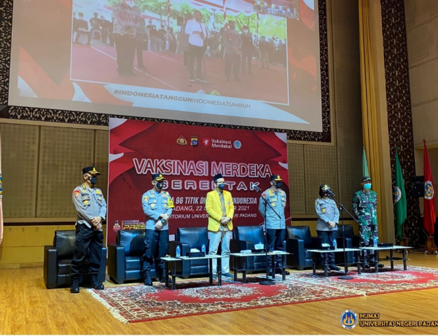 Universitas Negeri Padang (UNP) bersama dengan Polda Sumatera Barat dan TNI melaksanakan vaksinasi merdeka