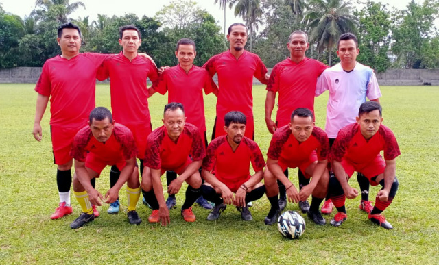 Tim Super Minangkabau foto bersama jelang pertandingan dimulai.