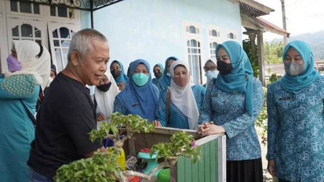 Ketua TP PKK Dian Puspita Fadly Amran didampingi Wakil Ketua Nova Era Yanty Asrul, Rabu siang, tinjau aktifitas warga di kec. Padang Panjang Barat.