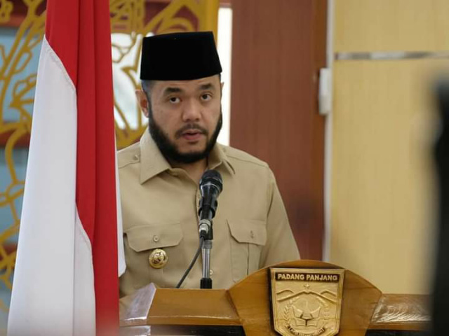 Walikota Fadly Amran saat sampaikan Nota Keuangan di gedung DPRD, Rabu siang.
