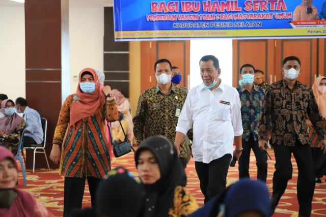 Bupati Pesisir Selatan Rusma Yul Anwar meninjau vaksinasi bagi ibu hamil 