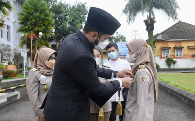 Wako Fadly Amran sematkan Tanda Kehormatan dari Presiden RI ke salah seorang pegawai Pertanahan Padang Panjang, Jumat (24/9/21) pagi, dalam upacara Peringatan UUPA ke 61 di halaman Balai Kota setempat.
