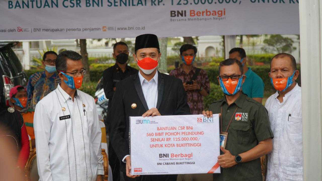 Walikota Bukittinggi Erman Safar  menerima secara simbolis bantuan pohon pelindung sebanyak 560 batang yang merupakan program corporate social responsibility (CSR) Bank Negara Indonesia (BNI) Cabang Bukittinggi.