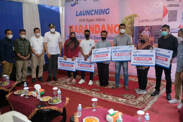 Penerima KUR Bank Nagari poto bareng Direktur Bank Nagari Padang Panjang dan Wakol Fadly Amran.