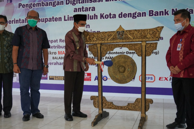 Bupati Limapuluh Kota Syafaruddin DT. Bandaro Rajo lakukan pemukulan gong meluncurkan program Kredit Usaha Rakyat (KUR) super mikro, Melawan Rentenir Daerah Minang Basalam Tanpa Boroh (MaRANDANG Balabo).