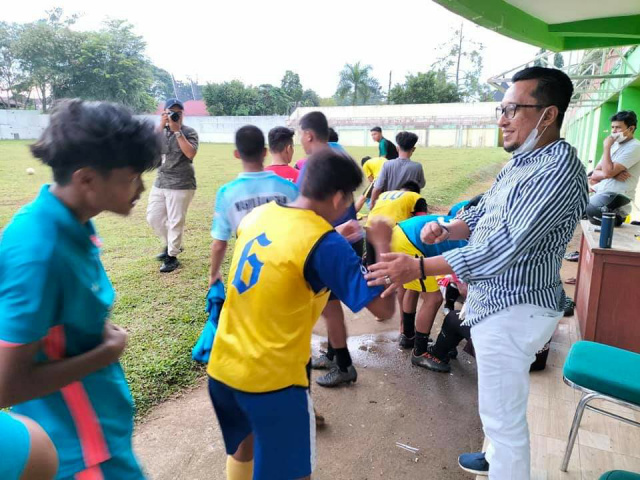 Bupati Tanah Datar Eka Putra didampingi Kadis Parpora Abdul Hakim meninjau langsung kegiatan seleksi tim PSBS sore ini, di Lapangan Gumarang. 