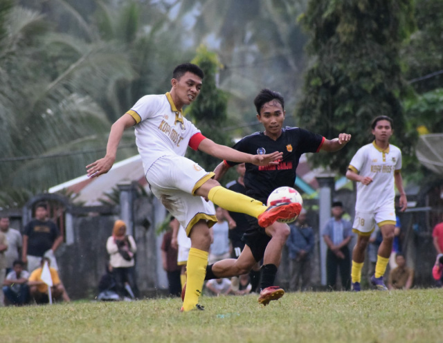 Kapten Kopi Mos Ahmad Hawaari saat berduel dengan pemain Akabiluru Soccer. (Foto : Rafel Adeldo)