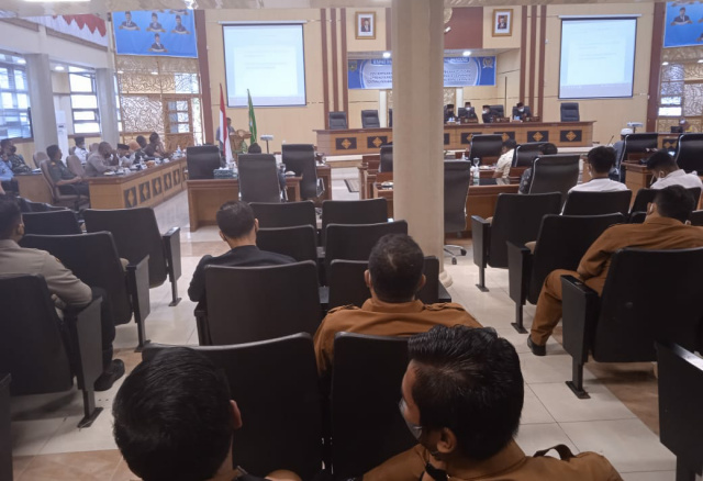 Jubir Fraksi PAN, Hukemri saat menyampaikan pendapat Akhir Fraksinya, Senin (27/9/2021) di ruang sidang DPRD terkait penetapan APBD Perubahan Kota Padang Panjang 2021.