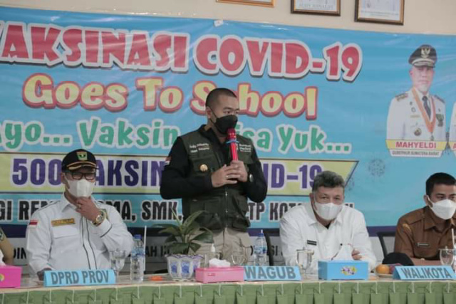 Wakil Gubernur Sumatera Barat Audy Joinaldy ketika peninjauan pelaksanaan Vaksinasi di SMAN 2 Kota Solok.