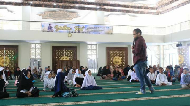 Motivator RepSol, Angga Johan Saputra saat memberi motifasi pada 100 orang anak yatim dari Padang Panjang, Batipuh dan X Koto di mesjid Islamic Centre, Senin (27/9/21) siang
