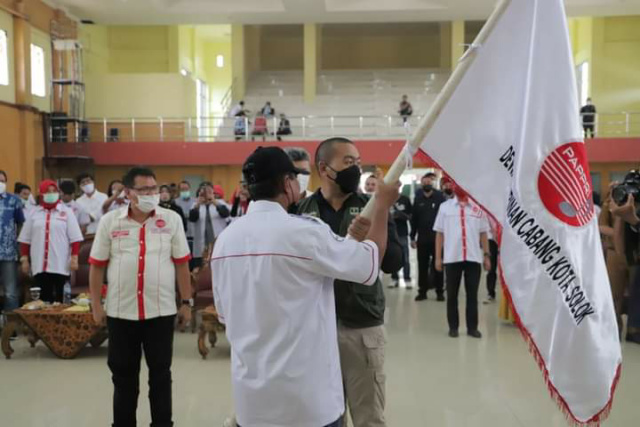 Penyerahan Pataka oleh Wagub Sumatera Barat Audy Joinaldi kepada Ketua PAPPRI Kota Solok Sutan Bernando dan Ketua PAPPRI Kabupaten Solok Dewi Marlianti disaksikan Walikota Solok Zul Elfian Umar.