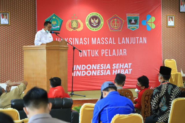 Bupati Pesisir Selatan, Rusma Yul Anwar saat memberi sambutan pada kegiatan vaksinasi massal bagi pelajar di SMKN 1 Painan