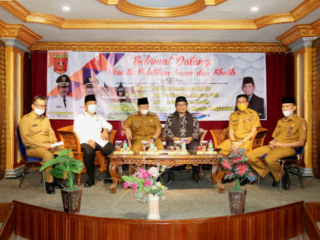 Bupati Agam, Dr. H. Andri Warman, sebelum membuka secara resmi pelatihan imam dan khatib se-Kabupaten Agam