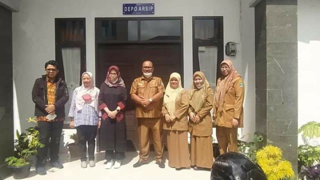 Kepala Pusat Diklat ANRI Pusat, Desi Pratiwi dan rombongan poto bareng jajaran Dinas Perpustakaan dan Kearsipan Padang Panjang
