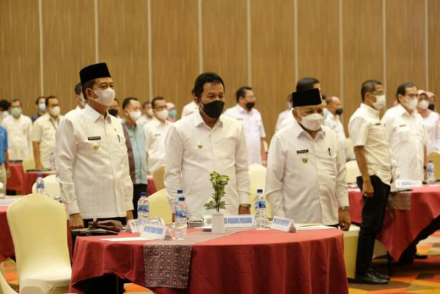 Wawako Padang Panjang, Drs. Asrul saat hadiri Rapat Koordinasi KDH se- Sumbar dipimpin Gubernur Sumbar, Mahyeldi Ansharullah, Rabu (29/9/21) di hotel AHM Padang.