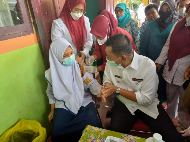 Bupati Rusma Yul Anwar ketika meninjau kegiatan vaksinasi massal di SMPN 1 Batang Kapas