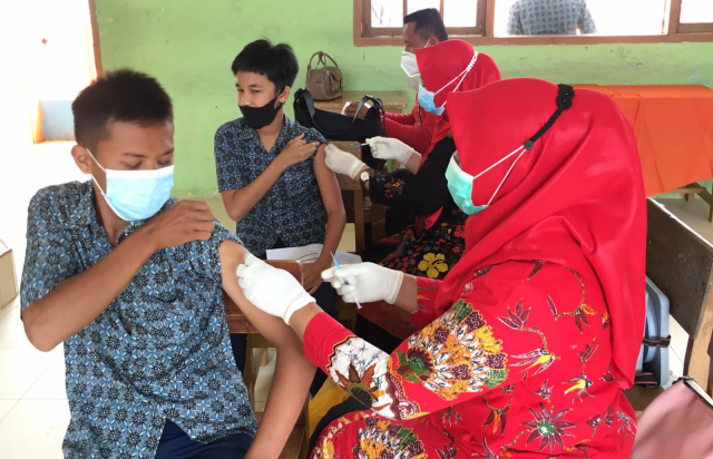 Seorang pelajar ikut vaksinasi di Gebyar Vaksinasi di SMPN 3 Harau.