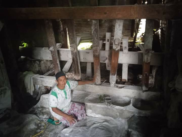 Titi Isnaini, 54, warga Koto Subarang, Nagari Panyalaian, Kec. X Koto, Kab. Tanah Datar saat ber_aktifitas di Kincia Tuo warisan mendiang suami nan lah reot.