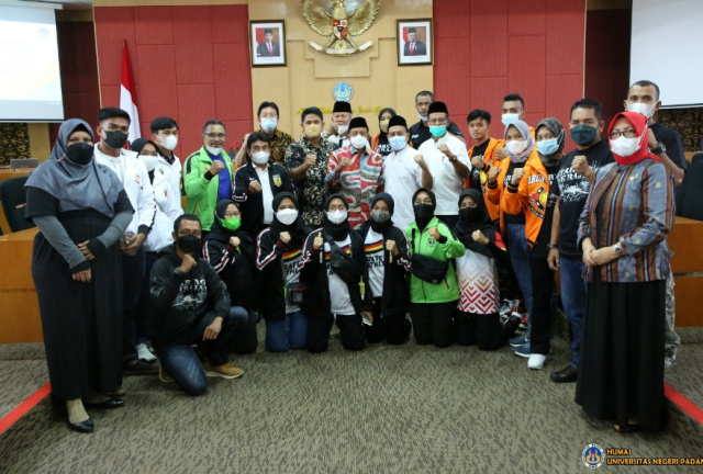 Rektor UNP Prof. Ganefri, Ph.D saat melepas kontingen yang berasal dari academica UNP yang akan berlaga PON XX Papua 