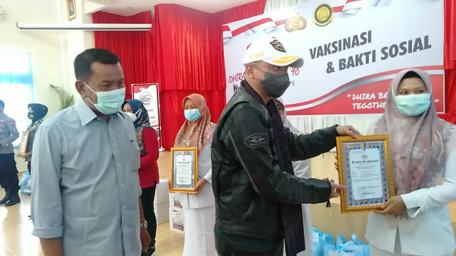 Kapolda Sumbar Irjen Pol Teddy Minahasa serahkan piagam penghargaan saat tinjau vaksinasi di Pesisir Selatan.