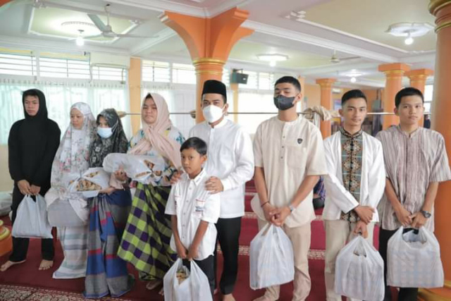 Wakil Walikota Solok Ramadhani Kirana Putra bersama anak yatim/piatu usai menyerahkan santunan