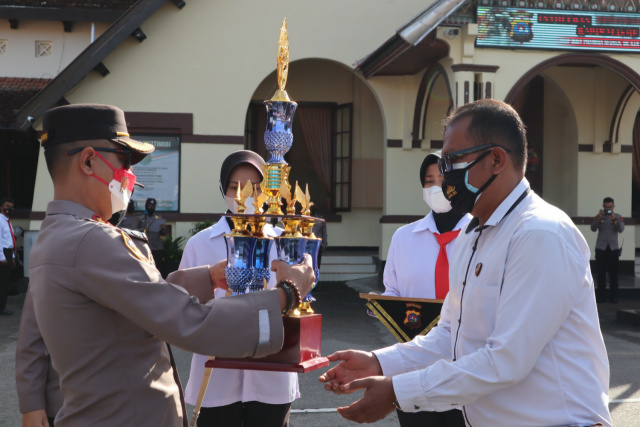 Kapolres Bukittinggi AKBP Dody Prawiranegara saat menyerahkan penghargaan bagi anggotanya yang berprestasi