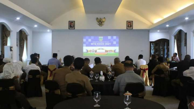 Wako Fadly Amran saat memimpin rapat persiapan MTQ ke. 39 di pendopo rumah dinasnya, Senin (4/10/21) siang.