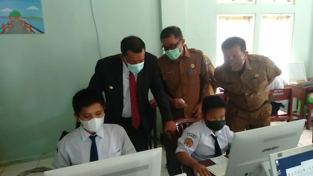 Bupati Pesisir Selatan, Rusma Yul Anwar melakukan monitoring pelaksanaan Asesment Nasional Berbasis Komputer (ANBK) di SMPN 1 Painan
