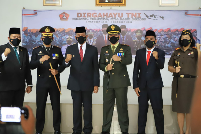 Bupati Pessel Rusma Yul Anwar bersama Forkopimda saat hadiri HUT TNI secara virtual