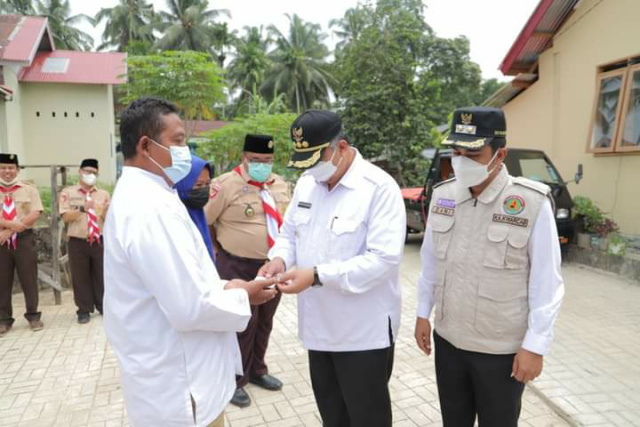 Walikota Solok Zul Elfian didampingi Wakil Walikota Ramadhani Kirana Putra menyerahkan kunci rumah.