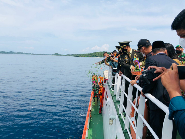 Komandan Kodim 0319 Mentawai sedang melaksanakan Tabur Bunga ke laut Samudra Indonesia perairan Mentawai