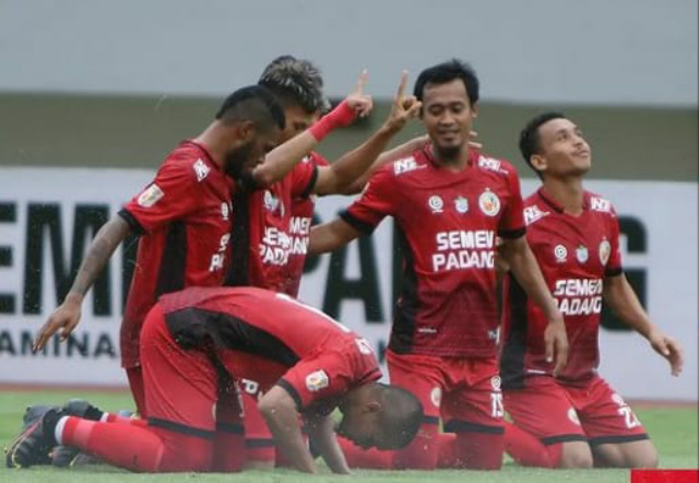 Pemain Semen Padang saat selebrasi gol Dedi Gusmawan.    Foto : ig @semenpadangfc