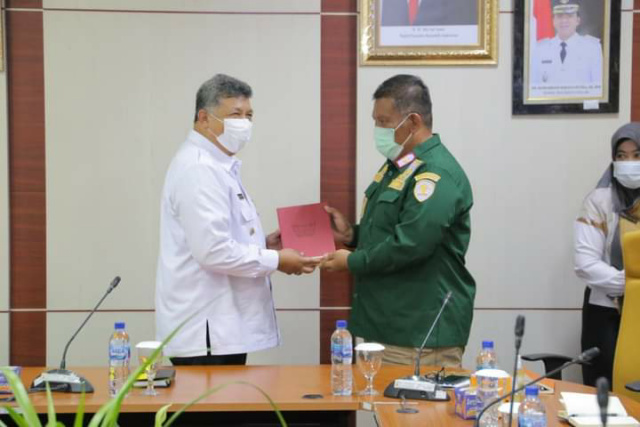 Walikota Solok Zul Elfian Umar menerima Naskah Akamdemik Ranperda Ketentraman dan Ketertiban Umum dari Kakanwil Kemenkum HAM Sumbar