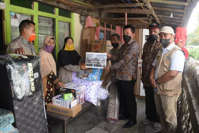 Wawako Padang Panjang, Drs. Asrul, serahkan bantuan peralatan rumah dan isi kamar untuk Lansia kurang mampu, Kamis (7/10/21) siang.