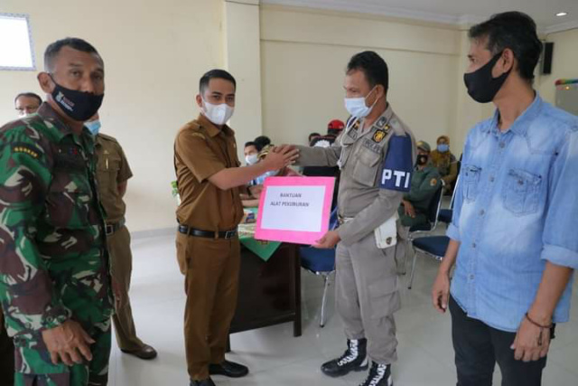 Wawako Solok Ramadhani Kirana Putra ketika menyerahkan dana Kelurahan di Aula Kantor Lurah VI Suku Kecamatan Lubuk Sikarah