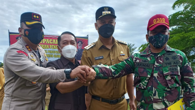 Bupati, Ketua DPRD, TNI dan POLRES Sijunjung lakukan salam komando pertanda siap percepatan pelaksanaan vaksin covid -19 d Kabupaten Sijunjung