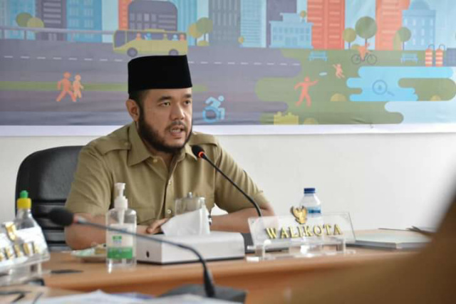 Wali Kota Padang Panjang, Fadly Amran saat Zoom Meeting Pihak Kemenkes RI, Senin (11/10/21) siang di ruang VIP Balai Kota setempat.