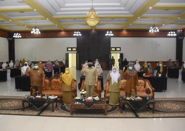 Peserta Workshop Penguatan PIS PK poto bareng Wako Padang Panjang, Fadly Amran, Senin (11/10/21) usai pembukaan di Auditorium Mifan Water Park Silaing Bawah.