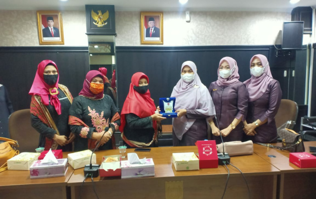 Ikatan Keluarga dan Istri Anggota Dewan (IKIAD) Kota Padang saat melakukan studi banding Ikatan Kesejahteraan Keluarga Dewan (IKKD) DPRD Kota Pekanbaru