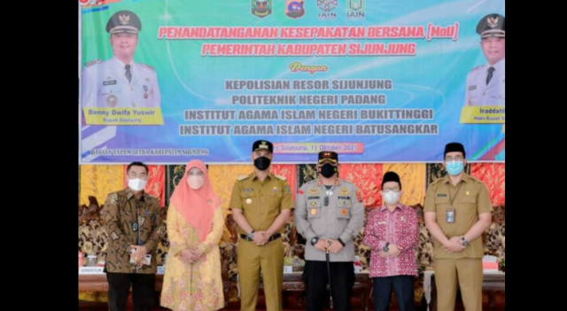 Usai penandatanganan MoU, Bupati Sijunjung, Kapolres dan Sekdakab setempat foto bersama dengan Pimpinan tiga Perguruan Tinggi