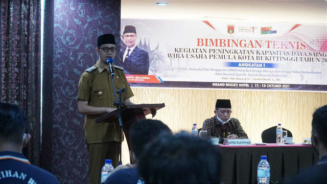 Walikota Bukittinggi Erman Safar saat membuka Bimbingan Teknis Peningkatan Kapasitas Daya Saing Wirausaha Pemula Kota Bukittinggi Tahun 2021 Angkatan pertama.